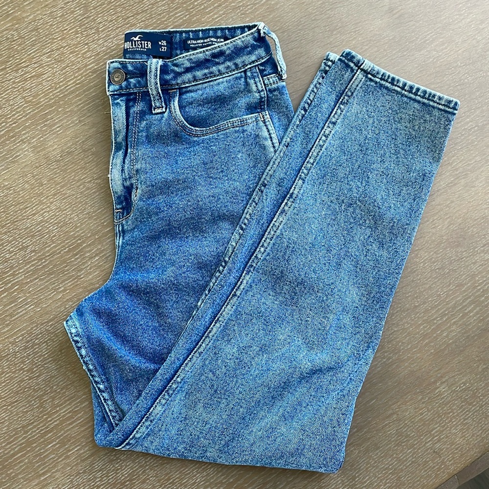 Hollister Ultra High Rise Mom Jeans 3R